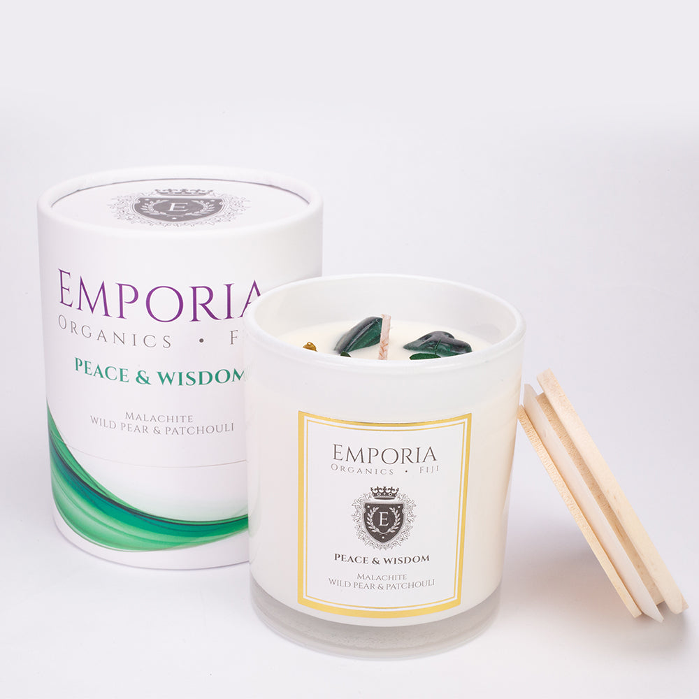 Emporia Organics Sklenená Sviečka: Fiji - POKOJ & MÚDROSŤ, s Malachitom, s vôňou divokej hrušky a pačuli, 100% sójový vosk, 230 g